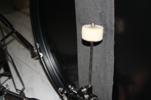 The bass drum pedal must be concentrated on the center of the hoop